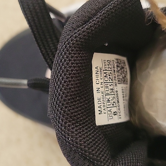 NWT Reebok Verse Black and LT Pink Sneakers - Picture 5 of 6